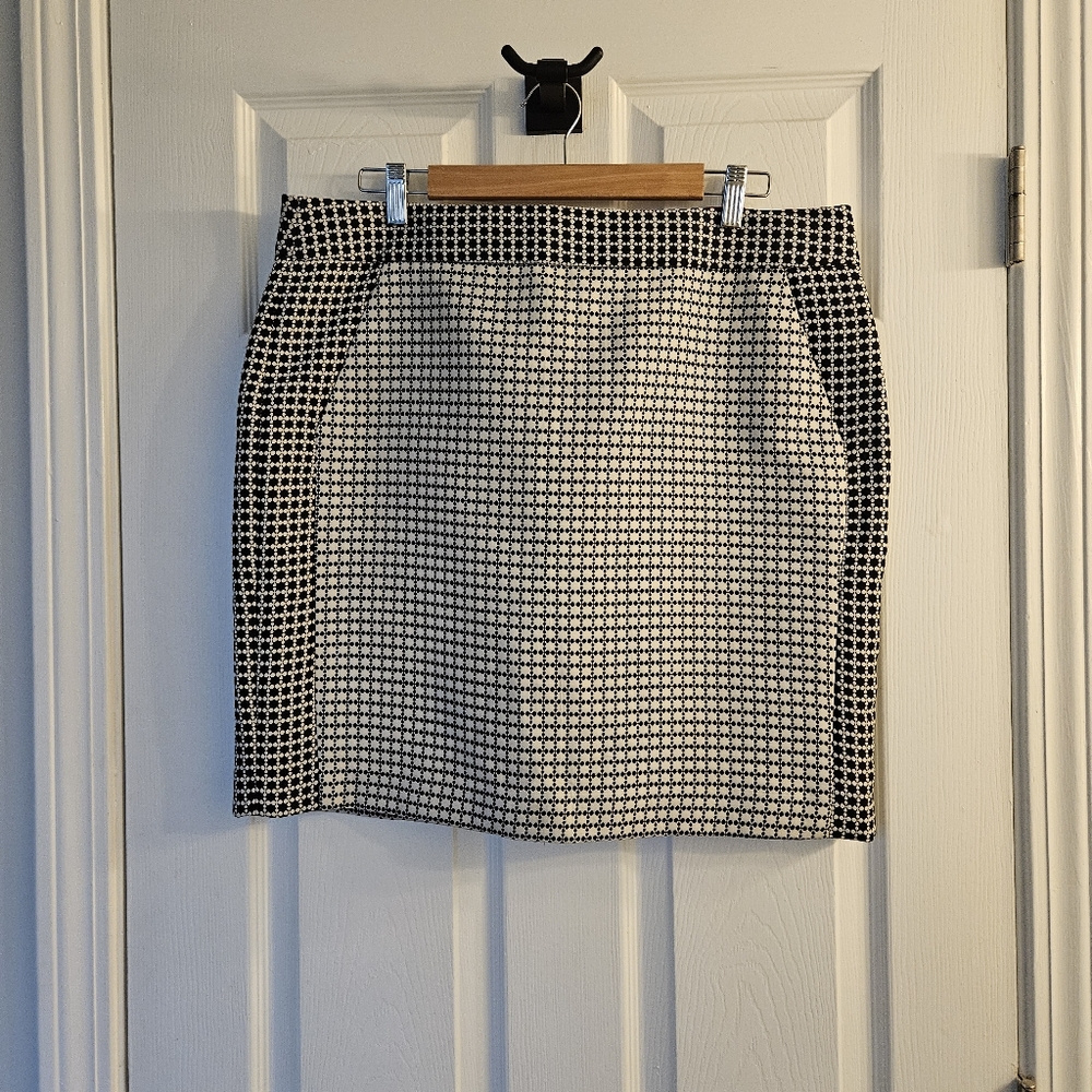 Banana Republic Back and White Pencil Skirt sz 16